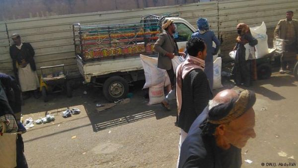 هكذا تسرق ميليشيا الحوثي طعام الفقراء من المساعدات الأممية بصنعاء "أنفوجرافيك"