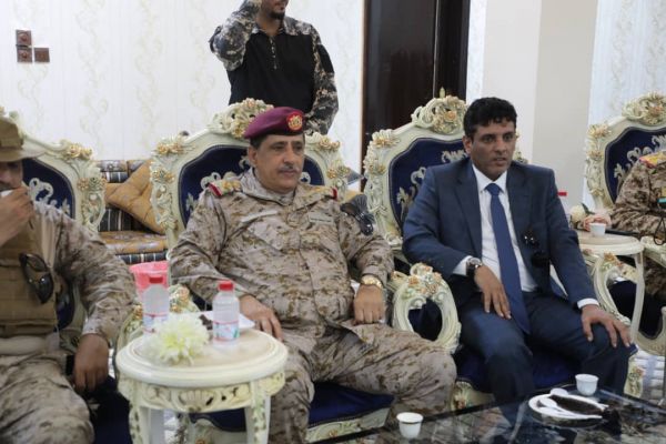 لجنة رئاسية تصل المهرة وتناقش مع السلطة المحلية أوضاع المحافظة