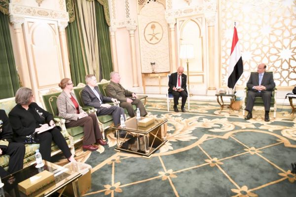 الرئيس هادي يلتقي قائد القيادة المركزية في الجيش الأمريكي