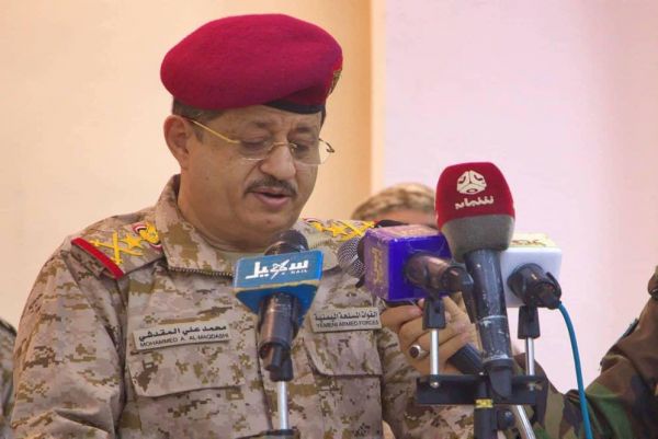 وزير الدفاع يشيد بدور الإعلام في مواجهة المليشيات ويدعو لتوحيد الجهود