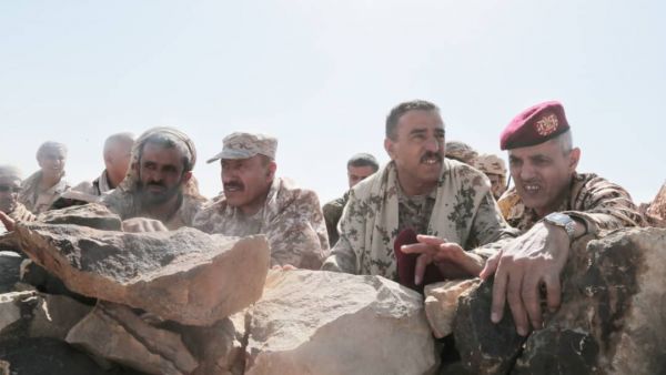 قيادات عسكرية تزور أبطال الجيش الوطني في مديرية نهم شرق صنعاء