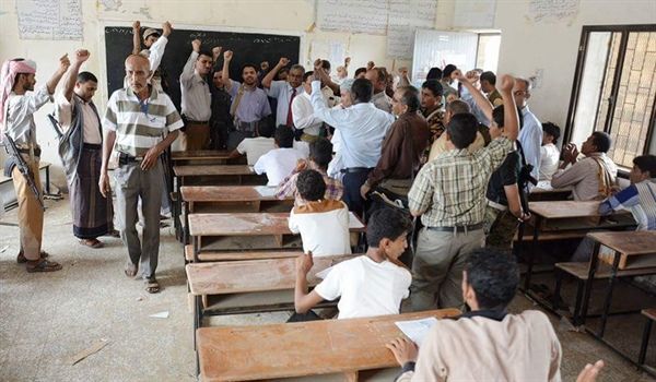 استغنت عن المعلمين واستأجرت مراقبين.. هكذا تعاملت ميليشيا الحوثي مع الامتحانات الوزارية
