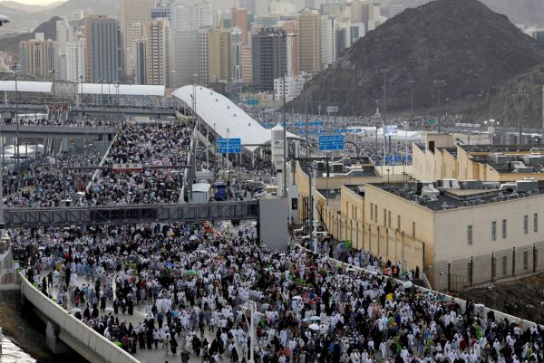 الحجاج المتعجلون يرمون الجمرات استعداداً لأداء طواف الوداع وإنهاء مناسك الحج