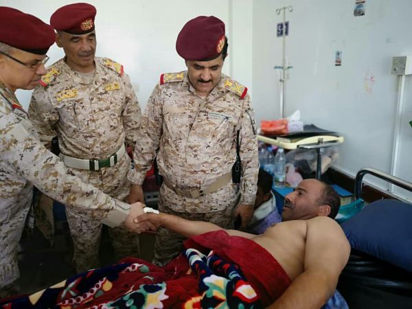 رئيس أركان العمليات المشتركة يتفقد جرحى الجيش في هيئة مستشفى مأرب