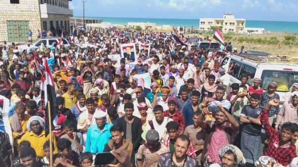 سقطرى تشهد مظاهرة حاشدة تأييداً للشرعية وتنديداً بعبث المليشيات
