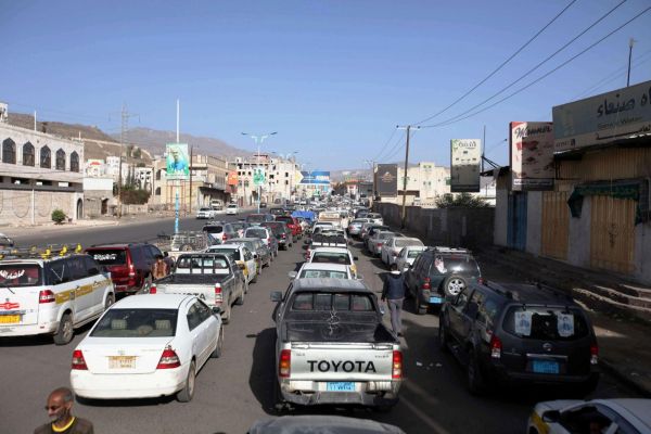 قيادي حوثي يفضح فساد وعبث جماعته: ناقلات النفط مكدسة بالأحواش وصنعاء في أزمة