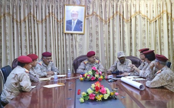 وزير الدفاع يشدد على رفع الجاهزية واليقظة في جميع الوحدات والمواقع العسكرية