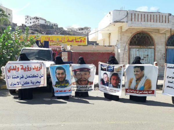 رابطة الأمهات تطالب بالإفراج الفوري عن المعتقلين والمخفيين قسراً بعدن