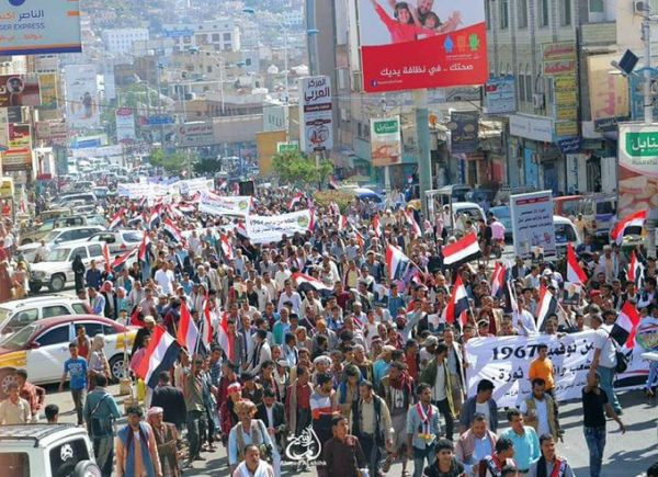 في ذكرى الاستقلال.. مظاهرة حاشدة بتعز تطالب الحكومة بدعم الجيش واستكمال التحرير