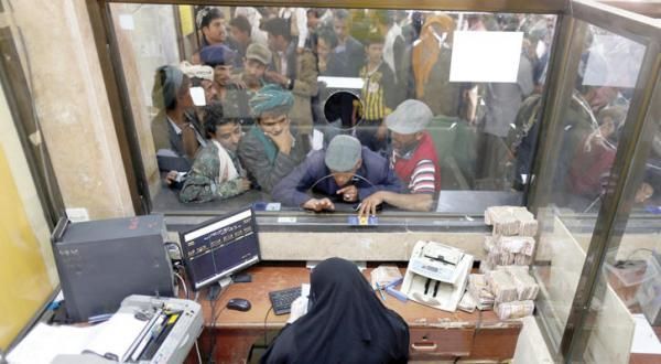 صنعاء.. انعكاسات سلبية على الحياة بعد منع الحوثيين الفئات الجديدة من العملة
