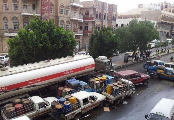 المليشيا الحوثية تواصل بيع المشتقات النفطية بأسعار جنونية في ظل انخفاضها عالمياً