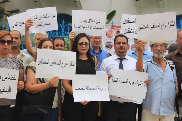 الإعدام وكورونا تهدد حياتهم.. صحفي يروي مأساة شقيقه وزملائه الثمانية