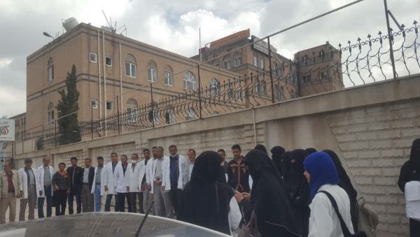 "تنصل المليشيات ومماطلة المنظمة".. تظاهرة لعشرات العاملين في مراكز العزل بصنعاء للمطالبة بمستحقاتهم