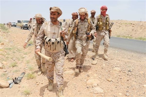 رئيس الأركان يتفقد قوات الجيش في جبهات الجوف ويشيد ببطولاتهم