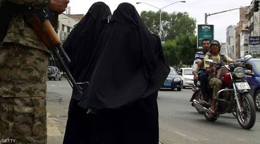 من جرائم المليشيا.. نساء يروين قصتهن مع عناصر حوثية في نقطة أمنية بذمار