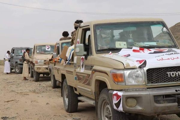 مأرب.. هيئة شعبية تسيّر قافلة غذائية لأبطال الجيش في جبهة رحبة