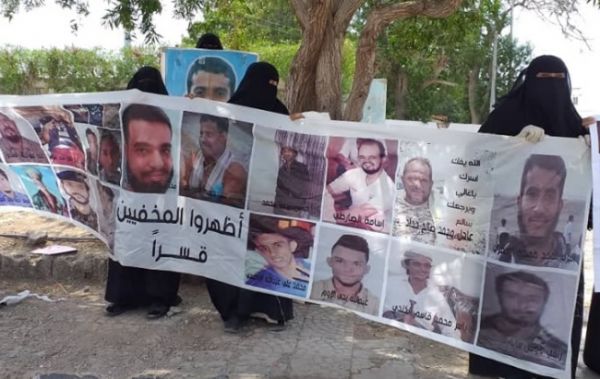 "أمهات المختطفين" تحمل الانتقالي المسؤولية عن حياة المختطفين بعدن