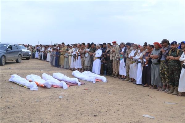 تشييع شهداء القصف الحوثي الذي استهدف مسجداً وسط مدينة مأرب