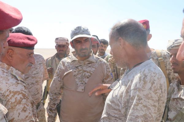 مشيداً بانتصاراتهم.. رئيس الأركان يتفقد أبطال الجيش في الخطوط الأمامية في الجوف