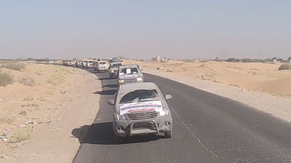 أبناء تعز يسيّرون قافلة غذائية لأبطال الجيش في جبهات مراد بمأرب