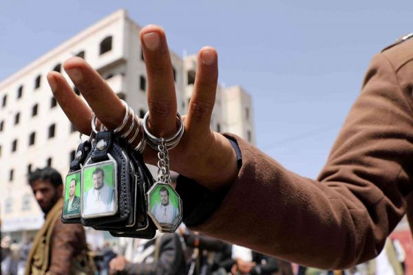 صالح الشاعر.. صديق المجرم عبدالملك الحوثي وتاجر السلاح الذي أصبح حارساً قضائياً لمنهوبات المليشيا