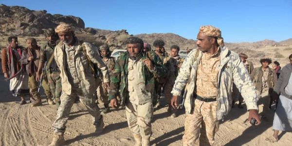 اللواء الذيباني يتفقد مواقع الجيش جنوب مأرب ويشيد بقبائل مراد