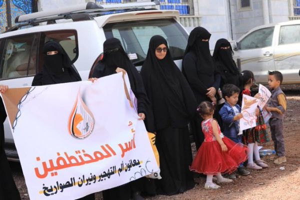 تزامناً مع اليوم العالمي للمرأة.. رابطة حقوقية تندد بالهجمات الحوثية على المدنيين والنازحين