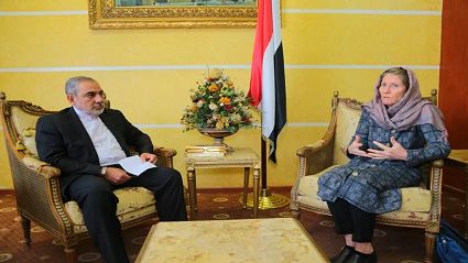 تطفح بالعار.. غضب عارم بعد لقاء مستفز للإرهابي (ايرلو) بمسؤولة الصليب الأحمر بصنعاء تطفح بالعار.. غضب عارم بعد لقاء مستفز للإرهابي (ايرلو) بمسؤولة الصليب الأحمر بصنعاء