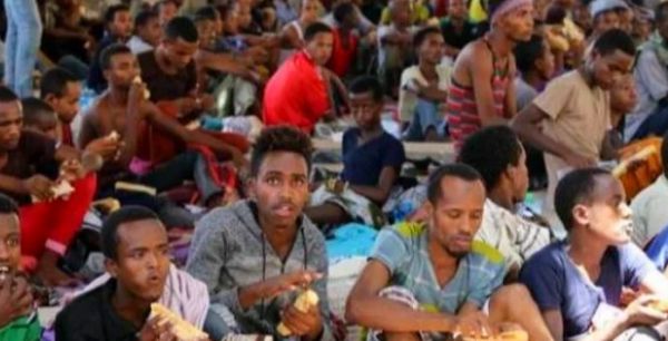 يريدون محاسبة مرتكبي "المحرقة".. أفارقة يتظاهرون أمام مفوضية اللاجئين بصنعاء