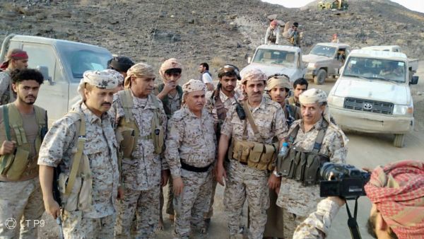 مدفعية الجيش الوطني تدك تحصينات مليشيا الحوثي والمفتش العام يشيد بالجاهزية القتالية