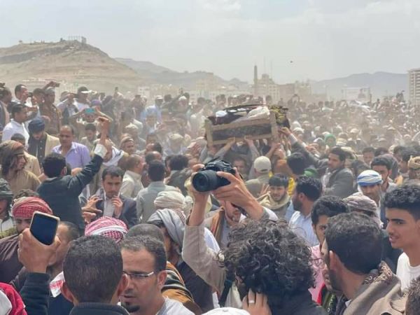 صنعاء .. حشود كبيرة تُشيع القاضي العلامة العمراني إلى مثواه الأخيرة