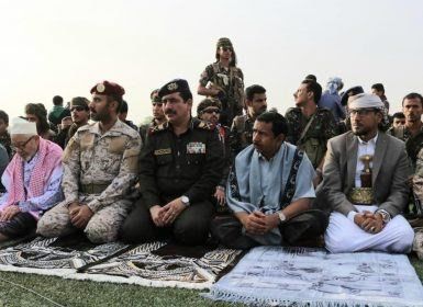 وزير الداخلية ومحافظ شبوة يؤديان صلاة العيد في عتق.. والمقدشي يتفقد وحدات الجيش