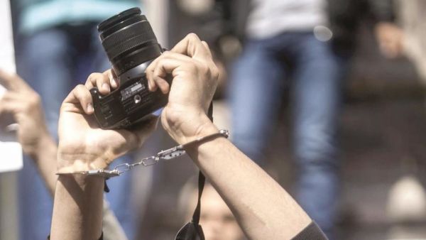 انتهاكات لا تتوقف.. وضع صحفي قاتم وصحافيون في مقصلة "الحوثي"