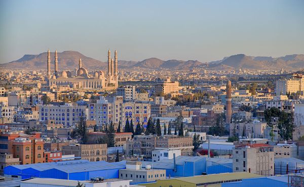 وسط استنكار وغضب مجتمعي..  الميليشيات الحوثية تهدم مسجداً بصنعاء وتستولي على أرضيته