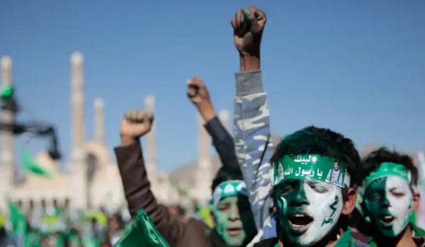 فصل 20 موظفاً بأمر من القيادي الحوثي "حامد".. ملف الأراضي يزيد من خلافات المليشيا
