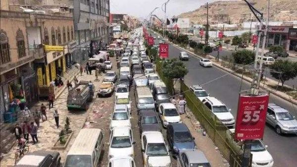 هي الأسوأ..  أزمة مشتقات نفطية تعصف بـ "صنعاء" وتستثني المليشيا
