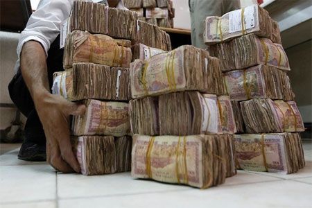 أزمة القطاع المصرفي وانعدام السيولة بصنعاء تضع مليشيا الحوثي أمام المجهر