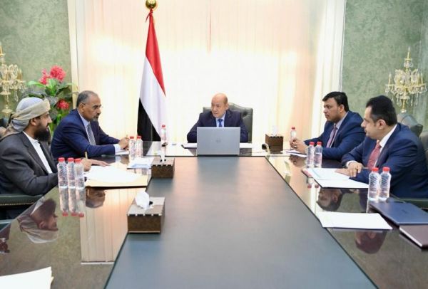 رئيس المجلس الرئاسي يوجه الحكومة بالعمل على نقل مراكز البنوك إلى عدن