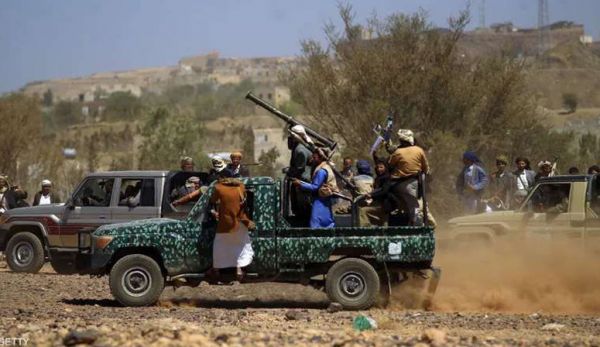 مليشيات الحوثي تهاجم المعتصمين في عرة همدان بمختلف أنواع الأسلحة
