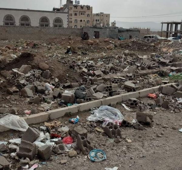 (العمري) أسرة بصنعاء نهبت "تحويشتها" عصابة حوثية وأصابت أحد أبنائها بالجلطة