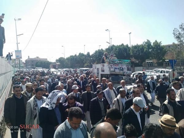 تشييع شعبي مُهيب لجثمان الدكتور عبدالعزيز المقالح في صنعاء