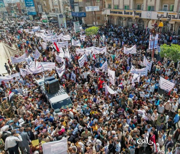 تظاهرة شعبية حاشدة في تعز للمطالبة بدعم الجيش واستكمال تحرير المحافظة