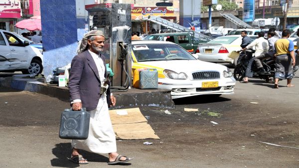 أسعار الوقود في صنعاء "جرع مستمرة".. المليشيا تضاعف المعاناة