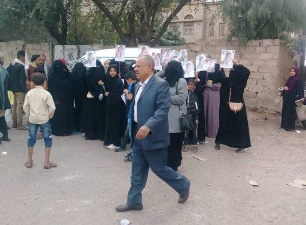 صنعاء.. وقفة لأهالي منطقة "نقم" تطالب بسرعة محاكمة والد الطفلة "صفية" وزوجته المتهمين بتعنيفها حتى الموت