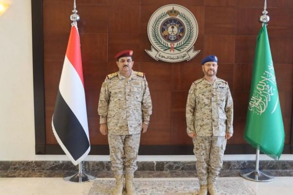  وزير الدفاع ورئيس هيئة الأركان السعودي يناقشان مستجدات الاوضاع العسكرية