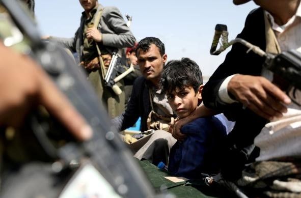 منظمات حقوقية تدين استمرار تجنيد الحوثيين للأطفال الزج بهم في القتال