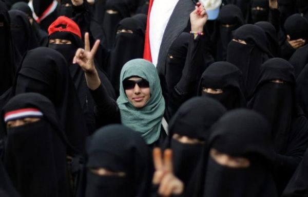 المرأة اليمنية.. "دفعت" وتدفع الثمن الأكبر في الحرب "وتصنع" السلام