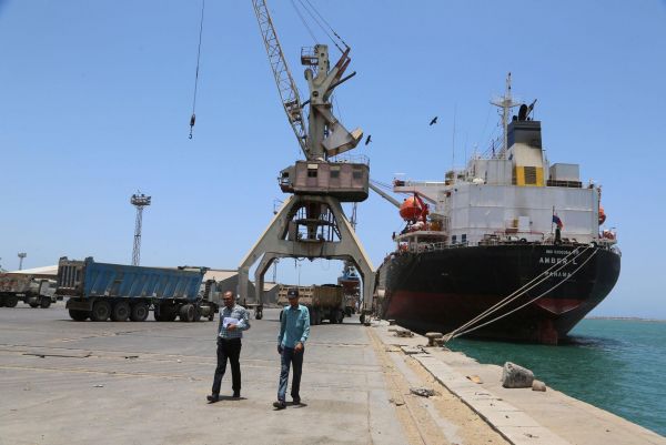 مسؤول حكومي: مليشيا الحوثي نهبت 2مليار دولار من مبيعات النفط خلال عامين
