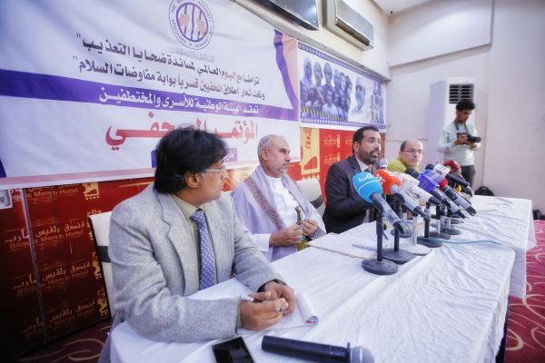 الفريق الحكومي: إطلاق كافة الأسرى والمختطفين بوابة السلام في اليمن