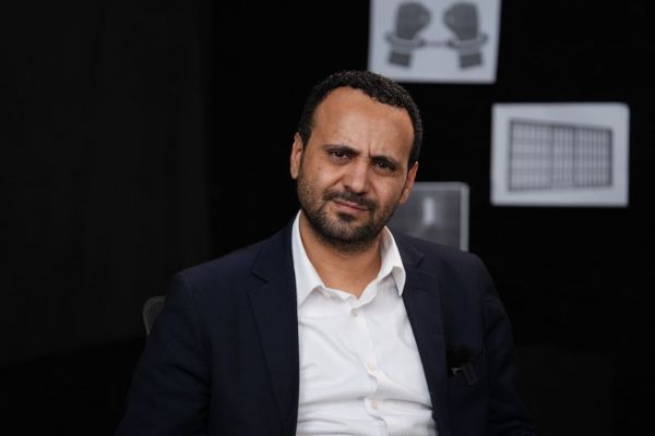 الصحفي المحرر "عمران" يطالب وفد الشرعية المفاوض التمسك بمطالبه وعدم خذلان الأسرى والمختطفين